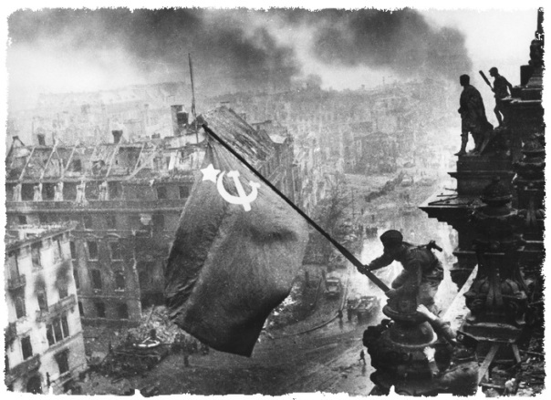 Война: 70 фотомгновений. Знамя Победы над Рейхстагом