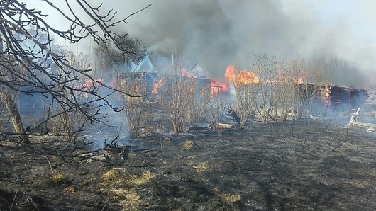 Спасатели предупреждают: из-за сухой травы горят дома и постройки.