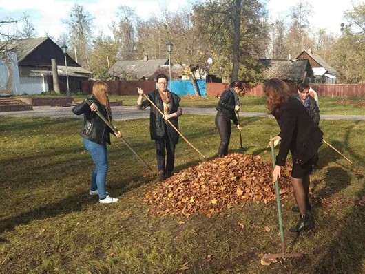 На субботнике – работники райцентра гигиены и эпидемиологии