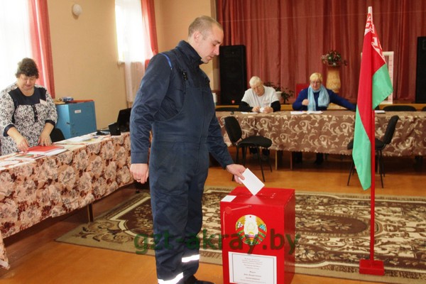 Земляки досрочно голосуют на участке в пос. Советский