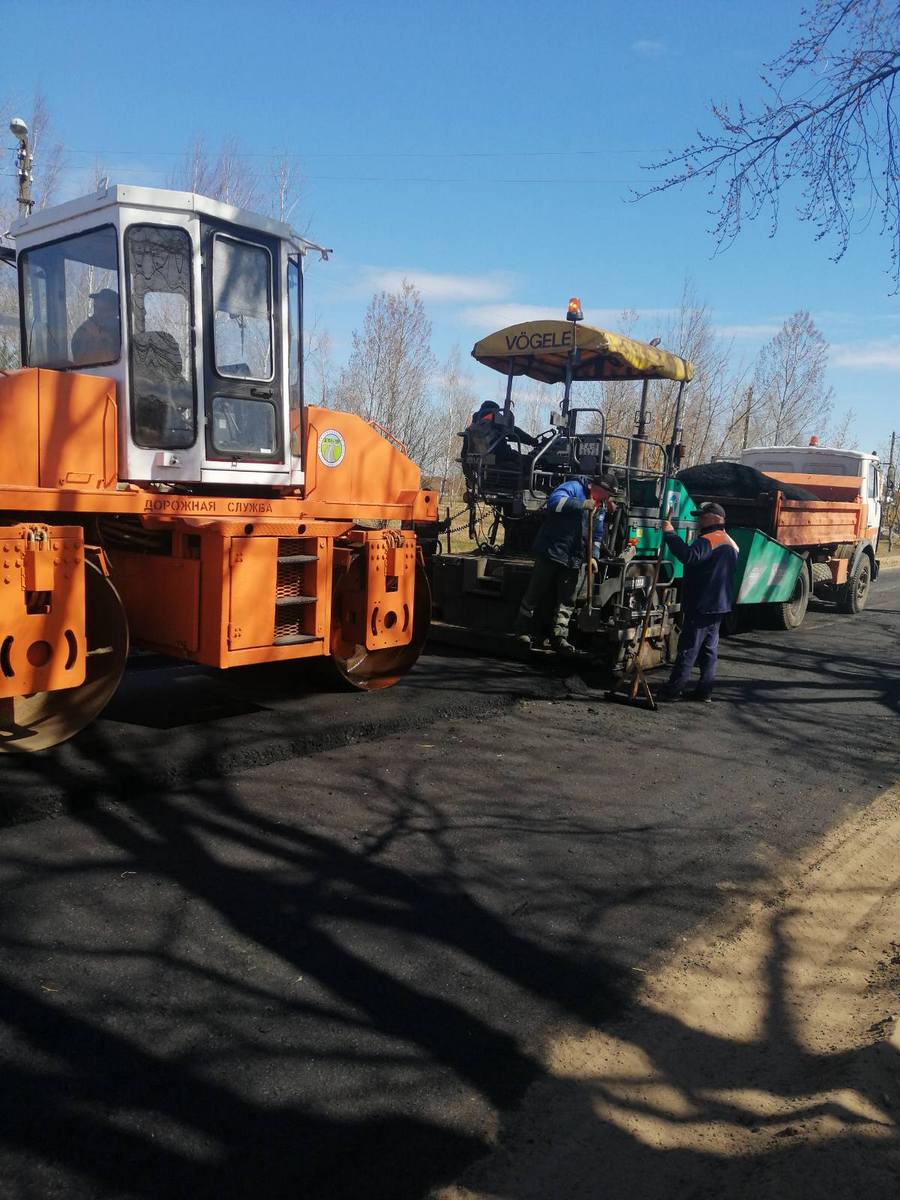 Фотофакт: работники ДРСУ-199 укатывают асфальт в Протасевичах