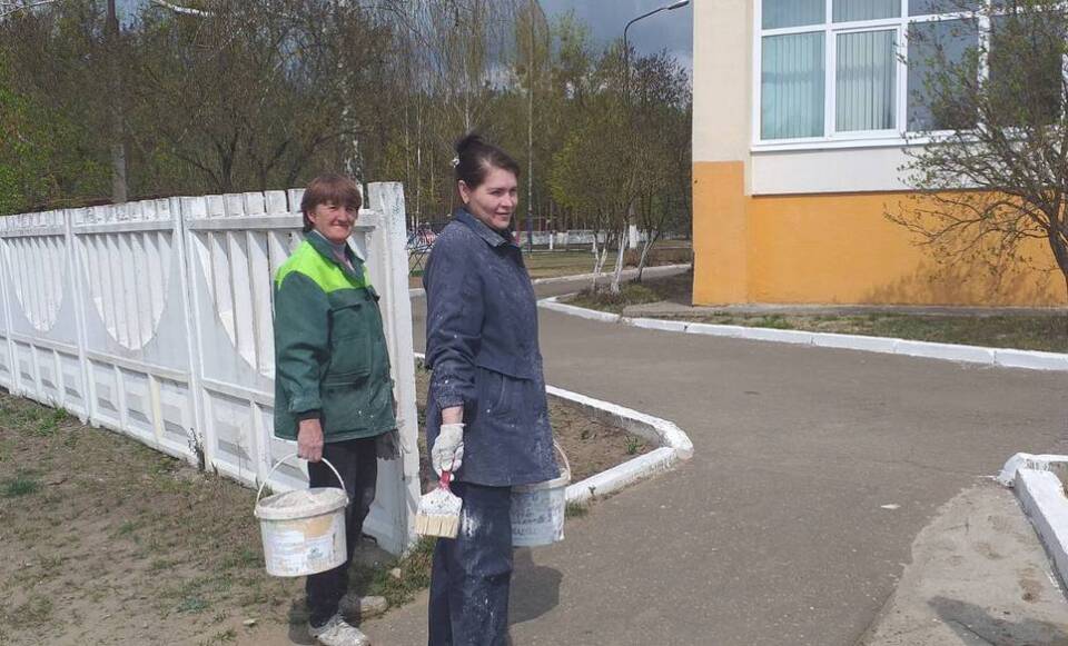 Коллектив СШ №1 на субботнике