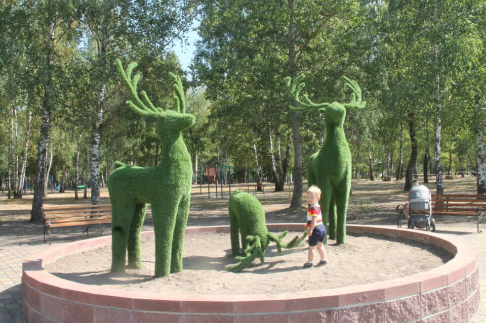 Осиповичи бай. Зеленые городские скульптуры. Город Осиповичи. Зеленые фигуры в парке Дубки. Зеленые фигуры на фонтане Южноуральска.