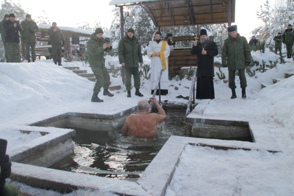 19 января на полигоне Осиповичский военнослужащие местного гарнизона совершили обряд окунания в иордань, а жители района приходили в храмы за крещенской водой