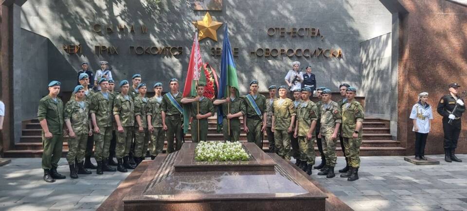 Бойцы Витебской 103-й отдельной гвардейской воздушно-десантной бригады возложили цветы к месту захоронения Героя Советского Союза Сергея Каданчика