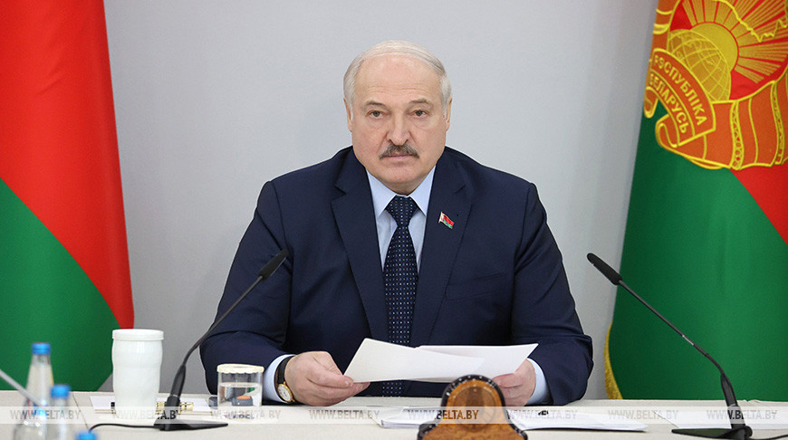 «Мир ломается на колено, а мы тут рассуждаем». Лукашенко готов дать руководителям в АПК любые полномочия