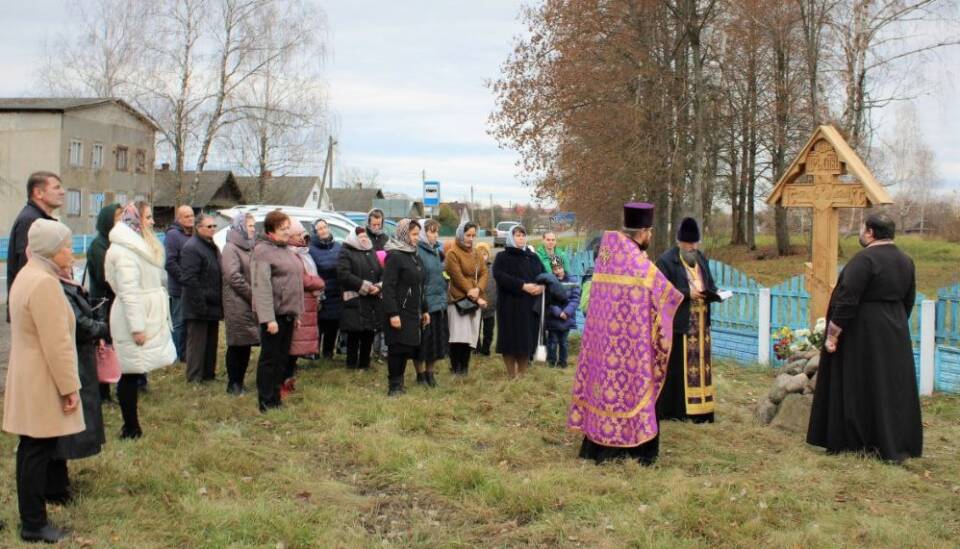 В деревне Свислочь Осиповичского района прошло освящение поклонного креста, приуроченное к 1030-летию православия на белорусских землях