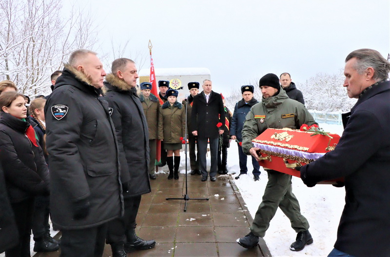 Сення ў Брыцалавічах адбыўся жалобны мітынг, прысвечаны перазахаванню воінаў, якія загінулі ў гады Вялікай Айчыннай вайны.