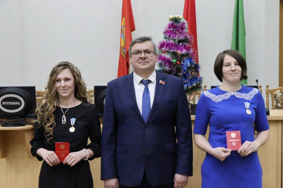 Адметным стаў сённяшні дзень для нашых зямлячак Ганны Гурскай і Аксаны Каваленка: ва ўрачыстай абстаноўцы старшыня райвыканкама Канстанцін Жыгуцкі ўручыў жанчынам высокую дзяржаўную ўзнагароду — ордэн Маці.