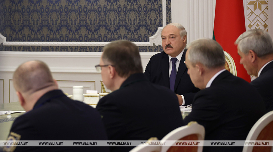 Лукашенко о “калиновцах”: Президент Зеленский их на коляске по хоккейной площадке катать не будет