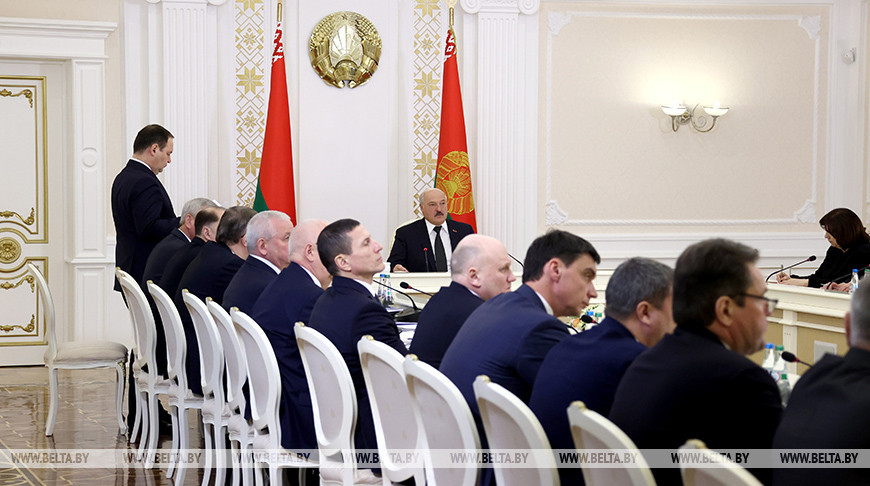 Лукашенко – губернаторам: если белорусский картофель исчезнет из магазинов – пеняйте на себя