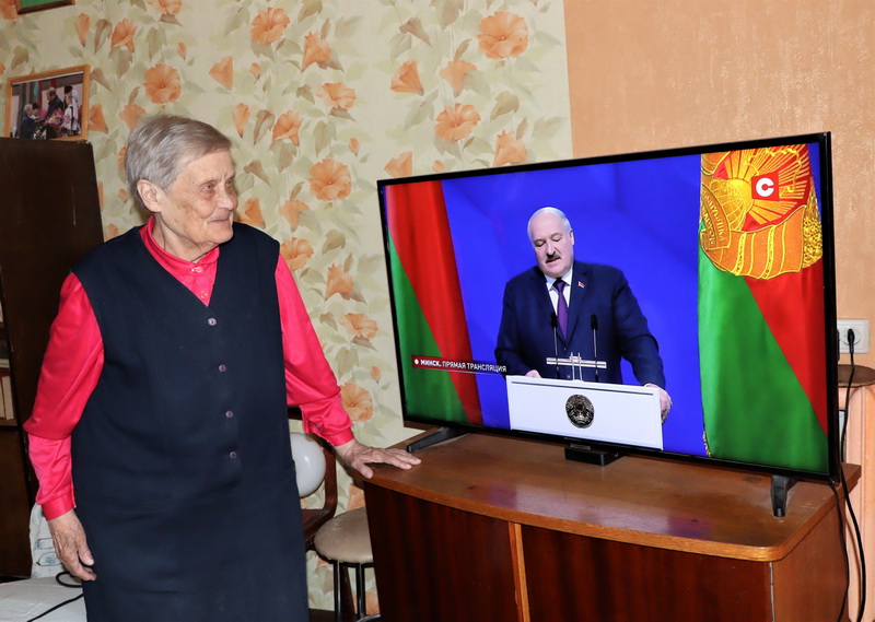 Во Дворце Республики выступает Президент страны с посланием белорусскому народу. Его обращение с интересом смотрят и слушают многие земляки.