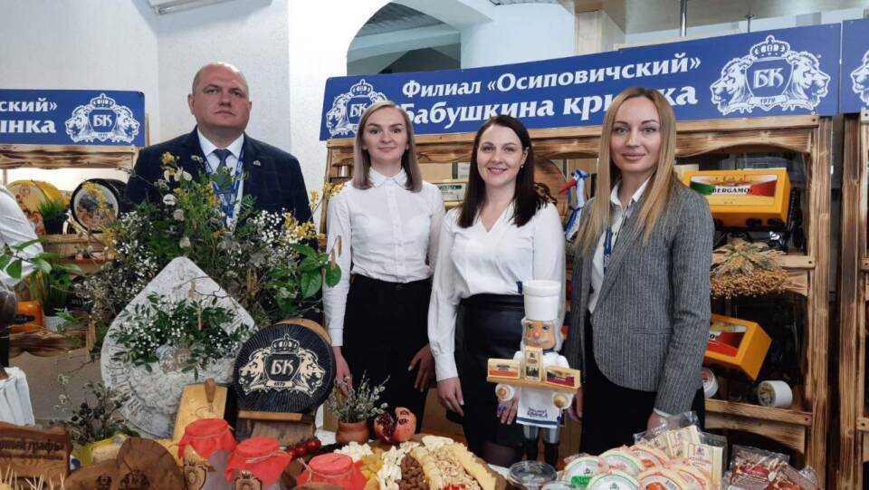 Сегодня на головной площадке холдинга «Бабушкина крынка» в Могилеве состоялся конкурс профмастерства «Сырная корона» среди филиалов компании, производящих сыры