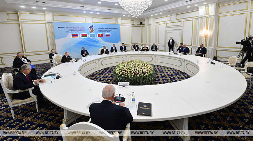 Лукашенко называет доллар оружием. Убедит ли Беларусь Россию и ЕАЭС полностью отказаться от этой валюты?