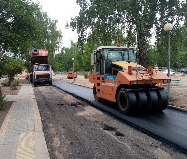 На Савецкім пасёлку каля дома 20 усталёўваецца сучасная дзіцячая пляцоўка. Устаноўлены гульнявы комплекс, яго дапоўняць пясочніца, лаўкі, агароджа. Яшчэ адна новая спартыўная пляцоўка ўзводзіцца каля аптэкі № 109.