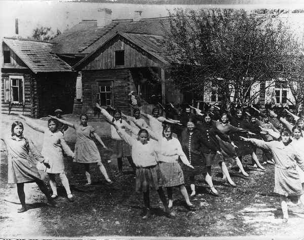 Конец весны 1939 года: от достижений “сталинских соколов” до подготовки к школьным экзаменам