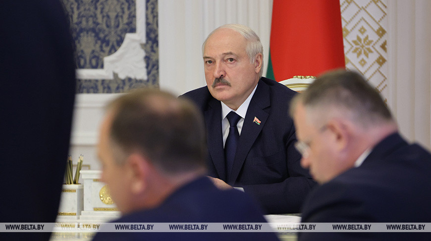 Лукашенко пообещал жесточайшим образом разобраться с приписками при вакцинации населения