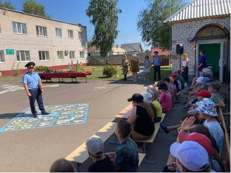 17 августа в оздоровительном лагере «Родник» д.Вязье с участием прокурора Осиповичского района Дениса Иванькова и помощника прокурора района Валерия Дещени проведено мероприятие, посвященное Году мира и созидания