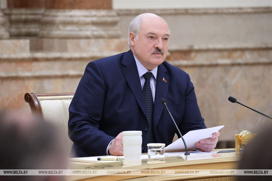 Лукашенко: нужны грамотные педагоги и чтобы учебник не пугал ученика