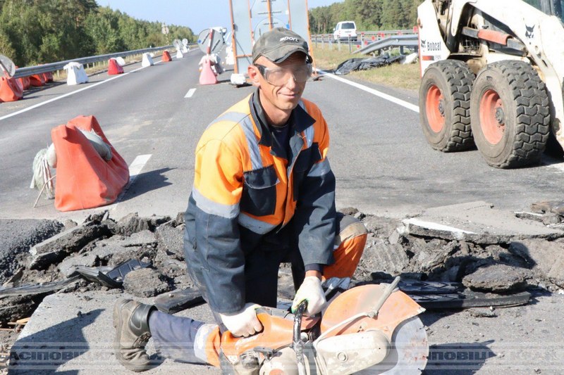 На путепроводе через железную дорогу на 106 километре трассы М-5 Минск — Гомель проводится замена двух деформационных швов — специально оставленных расстояний между элементами конструкции