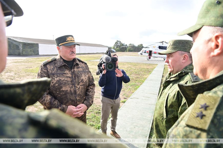 Лукашенко: в нынешней ситуации Зеленский ведет себя абсолютно правильно