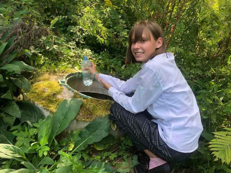 Учащаяся Липеньской средней школы Наталья Лисица в течение двух лет исследовала экологическое состояние родника, который находится недалеко от агрогородка