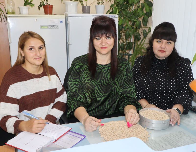 Спецыялісты раённай інспекцыі па насенняводстве, каранціне і ахове раслін дакладна ведаюць якасць насення, якое кладзецца ў глебу Асіповіччыны