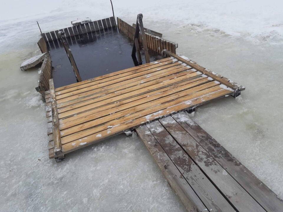 18 января на городском пляже Осиповичского водохранилища в 15.00 и купели в д.Смык в 15.30 состоятся водосвятные молебны, посвященные православному празднику Крещения Господня