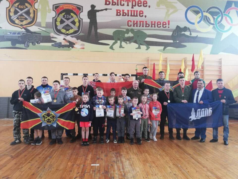 17 февраля на территории 465 ракетной бригады прошёл открытый городской турнир по гиревому спорту посвященный дню защитника Отечества.