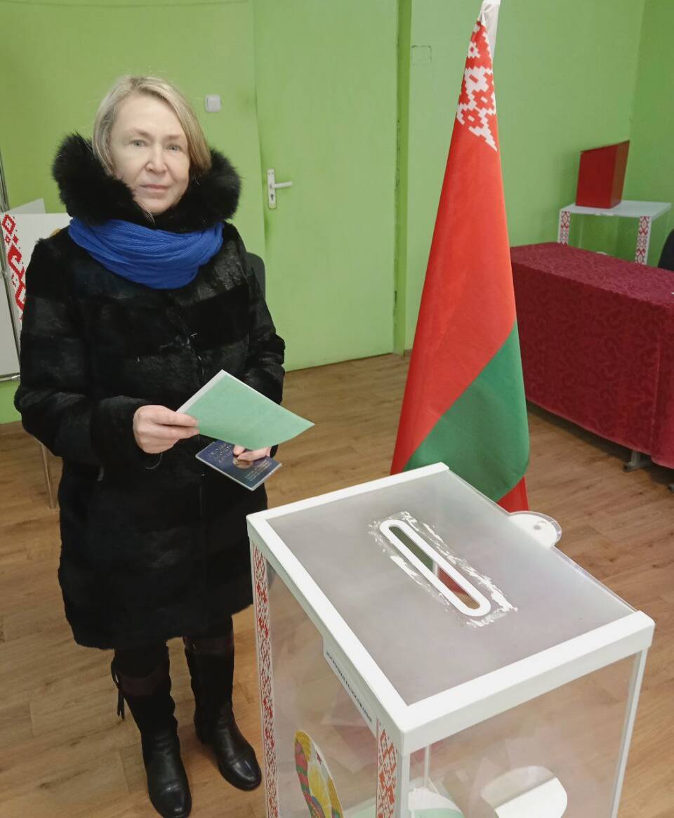Приятное впечатление оставило посещение Молодежного участка для голосования №8: за 10 минут пребывания здесь журналиста «АК» в досрочном голосовании поучаствовало человек 6-7