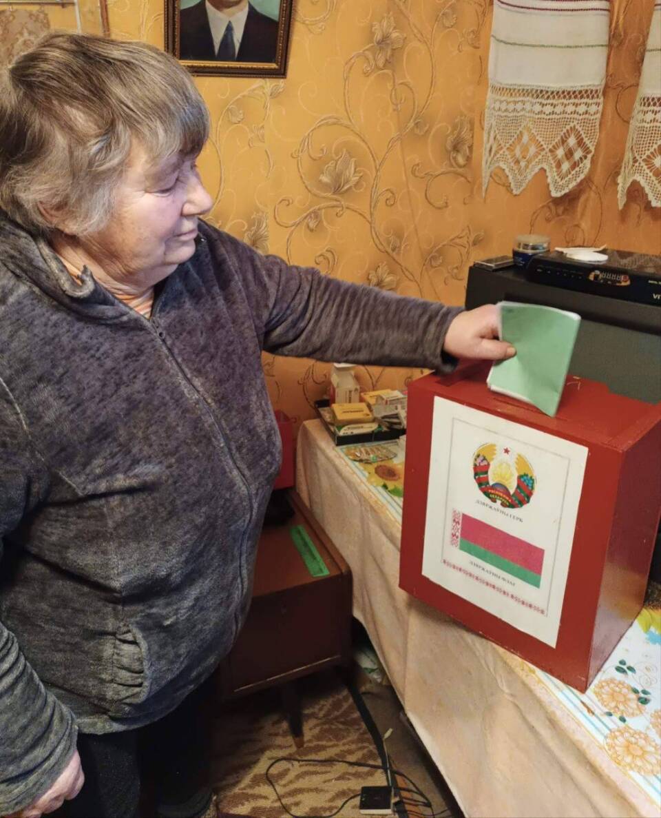 Пожилые избиратели на селе охотно пользуются возможностью проголосовать на дому
