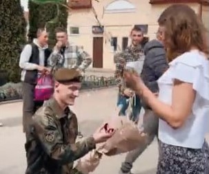 Трогательное видео,о том как в Осиповичах встречает солдата его вторая половинка.