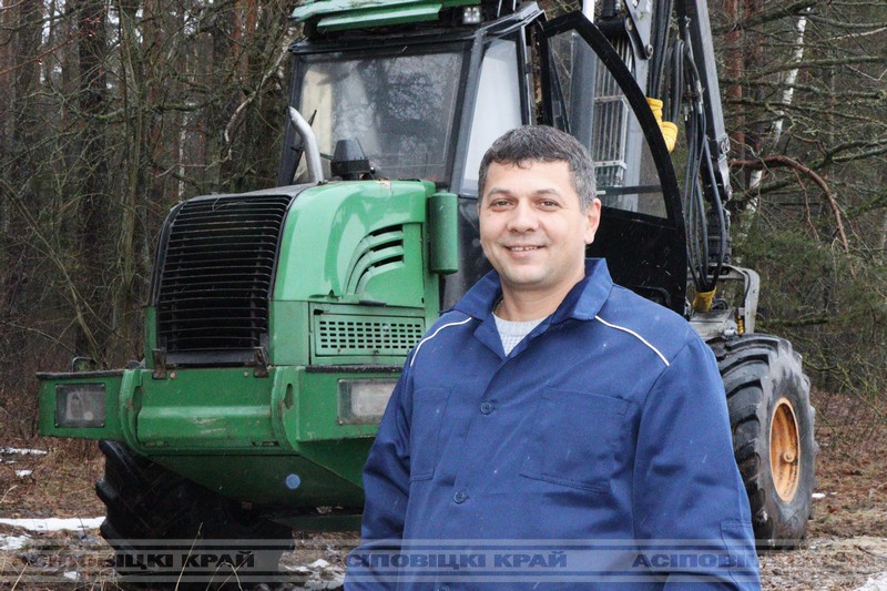 У лясгасе ганарацца работай машыніста лесанарыхтоўчай машыны Аляксандра Бераснева, які ў двух кварталах мінулага года займаў другое і трэцяе месцы сярод калег у вобласці