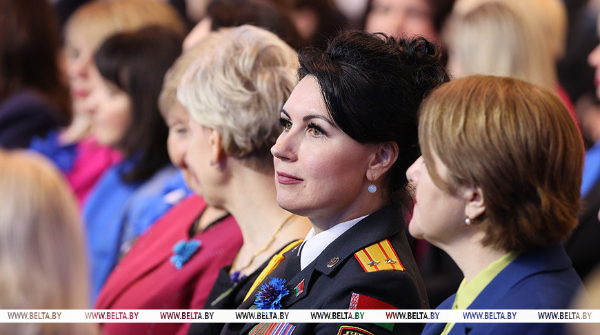 Лукашенко объяснил, почему в белорусском обществе особое отношение к женщинам