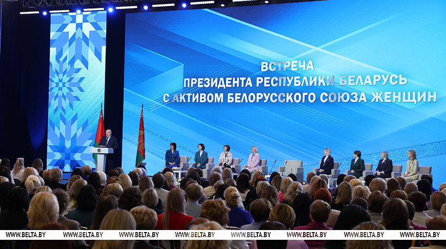 Лукашенко намерен продлить программу семейного капитала