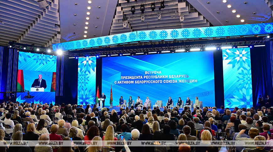 Лукашенко: осваивать семейные ценности нужно прежде всего на примере родителей, а не во время уроков