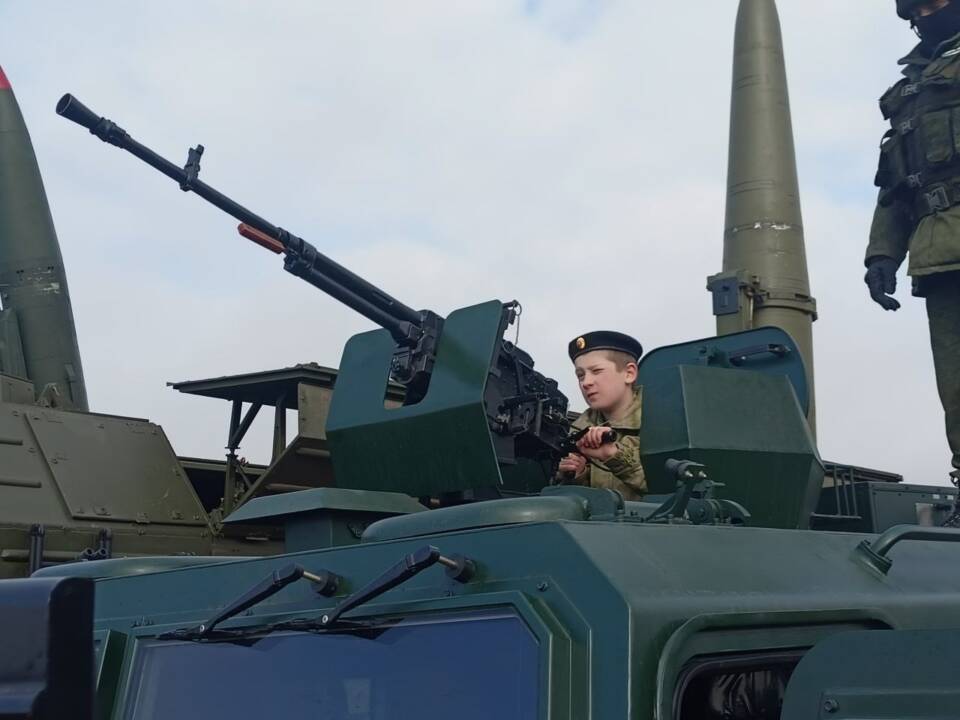 На полигоне 51-й гвардейской артиллерийской бригады прошло мероприятие по военно-патриотичскому воспитанию и агитации службы в ракетных войсках и артиллерии.