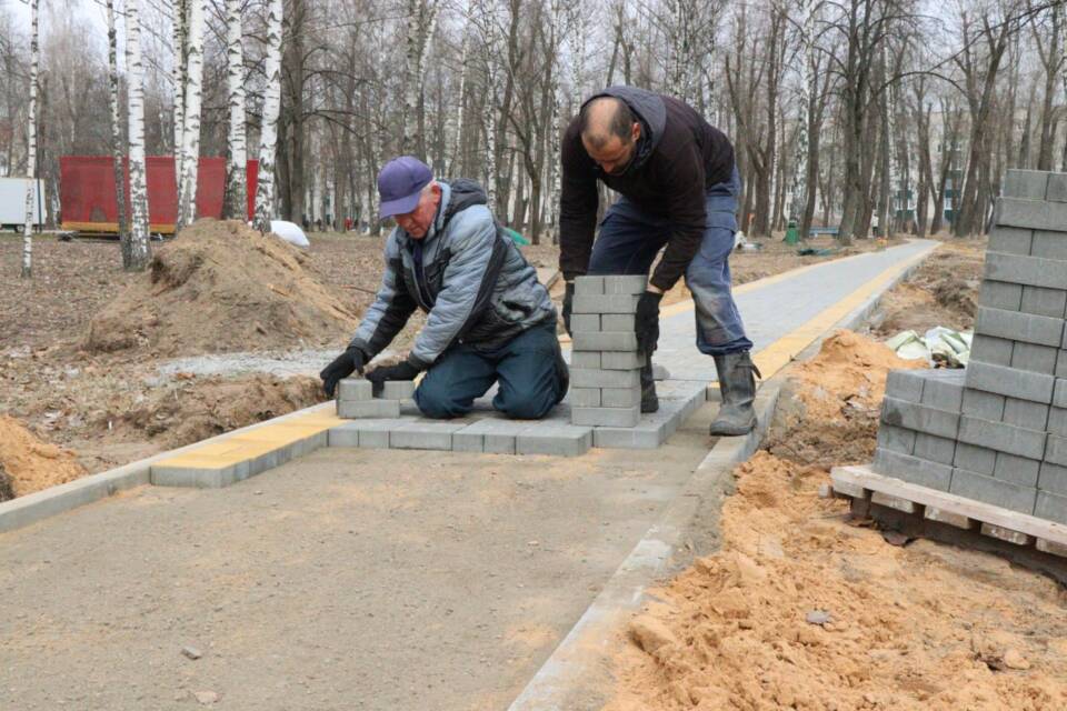 В рамках Недели по благоустройству и наведению порядка идет уборка городского парка