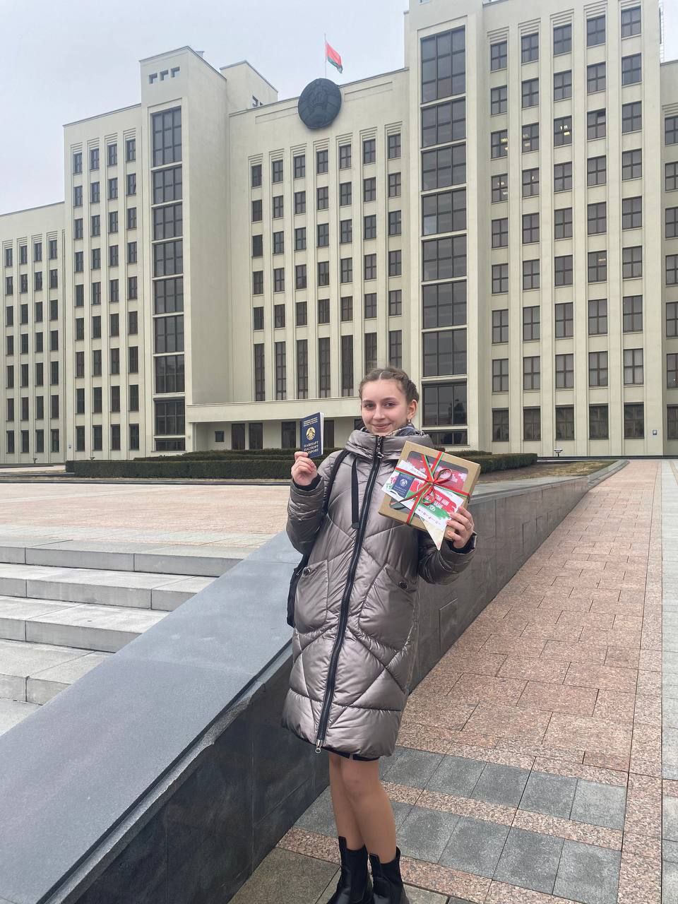 Школьница из Осиповичей получила паспорт гражданина Республики Беларусь из рук председателя Центральной избирательной комиссии