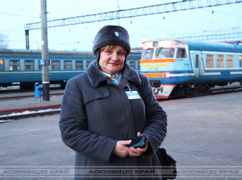Наталля Раманюк, якая спрабавала сябе ў іншых чыгуначных прафесіях, безагаворачна палюбіла работу раз’язнога касіра, і вось ужо больш за дзесяць гадоў яе можна сустрэць у прыгарадных цягніках эканомкласа на розных маршрутах