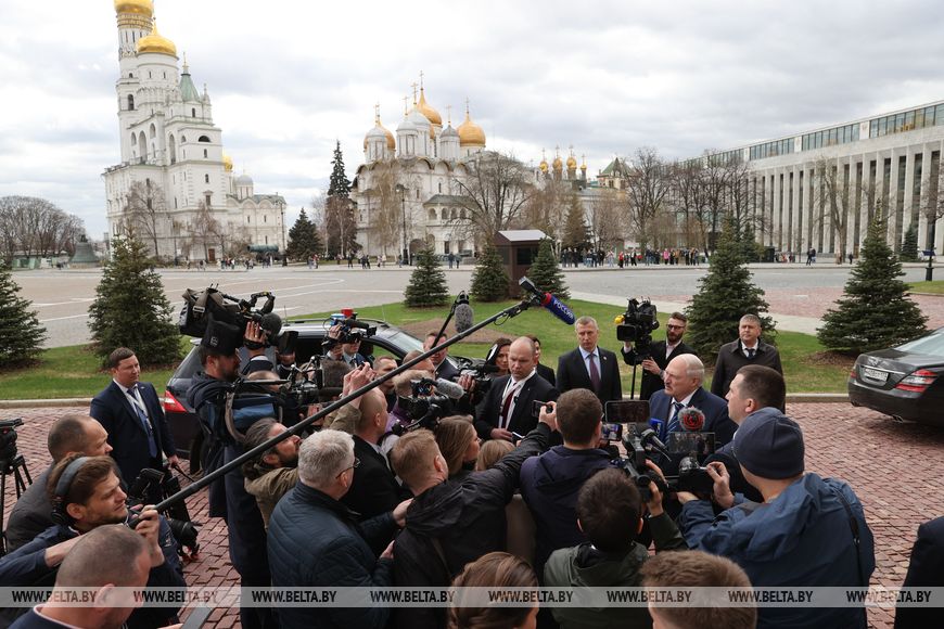Лукашенко указал на возможные проблемы в связи со скорым истечением полномочий Зеленского