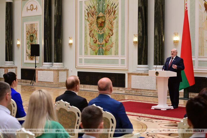 Лукашенко вручил высокие награды участникам и организаторам космического полета
