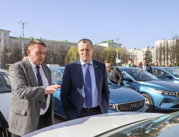 Парк служебного транспорта сельсоветов Осиповичского района пополнился 6 новыми легковыми автомобилями