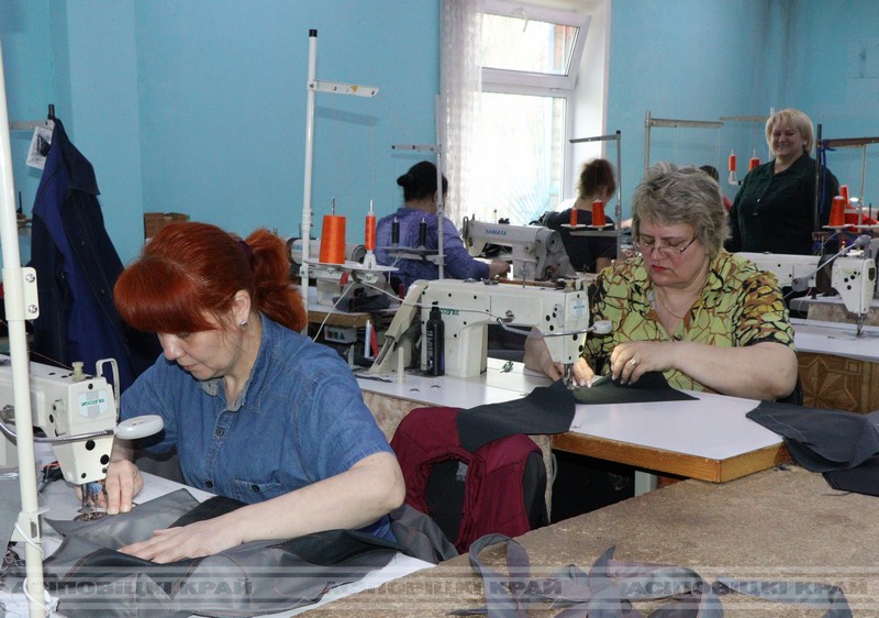 УПП “ТЕХПРОМ” областной организации ОО “Белорусское общество инвалидов” вот уже на протяжении 28 лет изготавливает спецодежду для предприятий и дает рабочие места людям с особыми возможностями