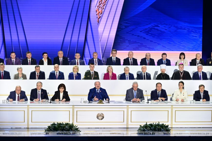 Лукашенко: Украину превратили в наркомана и держат на коротком поводке обещаний новой дозы вооружений