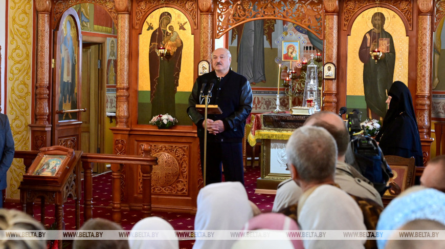 Лукашенко в храме на Пасху: коль время выбрало нас, давайте сохраним мир и покой