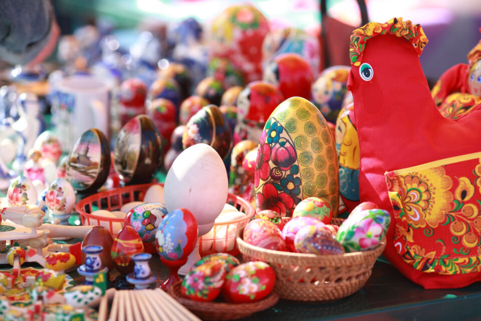 Пасхальная ярмарка на центральной площади Осиповичей: булочные изделия и сувениры для праздничных покупок