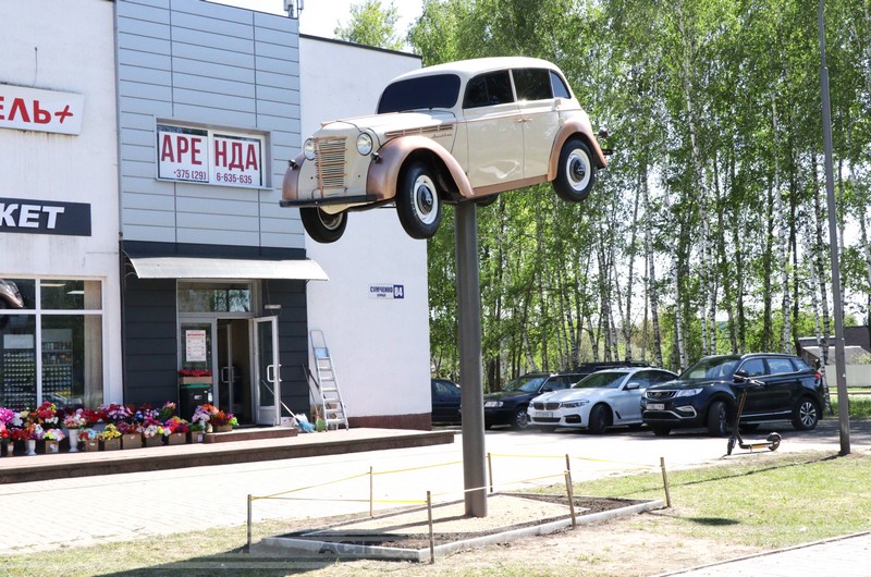 Удивительный арт-объект: Ретро-автомобиль ‘Москвич-400’ появился в Осиповичах