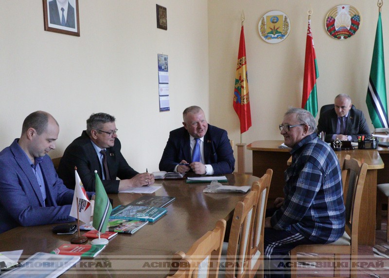 Депутат Палаты представителей Национального собрания Республики Беларусь Олег Дьяченко провел в райисполкоме прием граждан и прямую телефонную линию