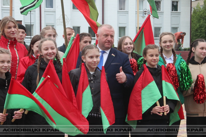 Флешмоб «Песни Победы!» в рамках мероприятий, посвященных 79-й годовщине победы советского народа в Великой Отечественной войне, прошел сегодня на центральной площади Осиповичей